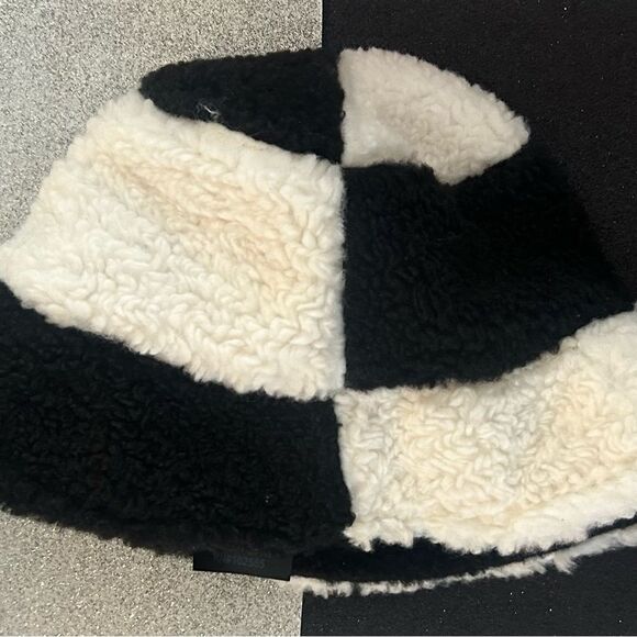 jocelyn - Women\'s Tunnel Bucket Hat - Faux Fur - Black & White - New